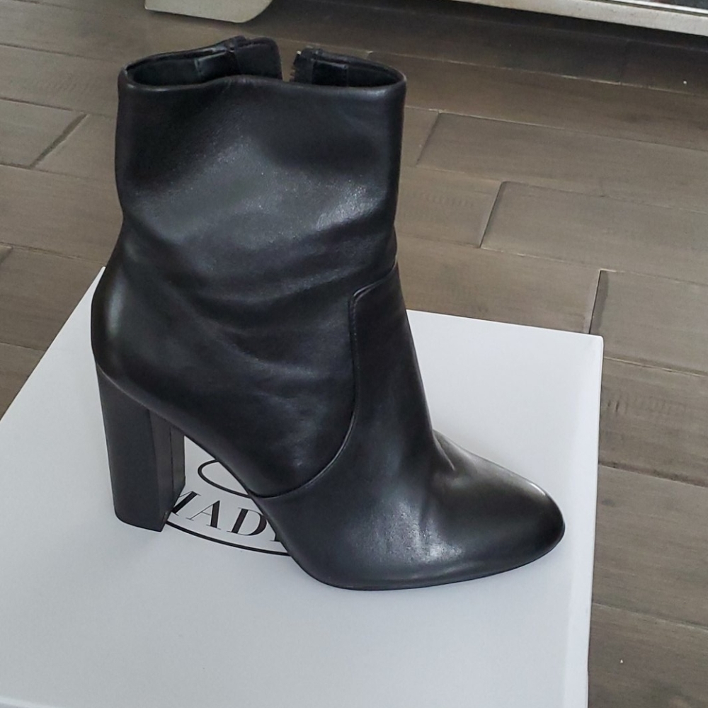 New in box Steve madden editor boots